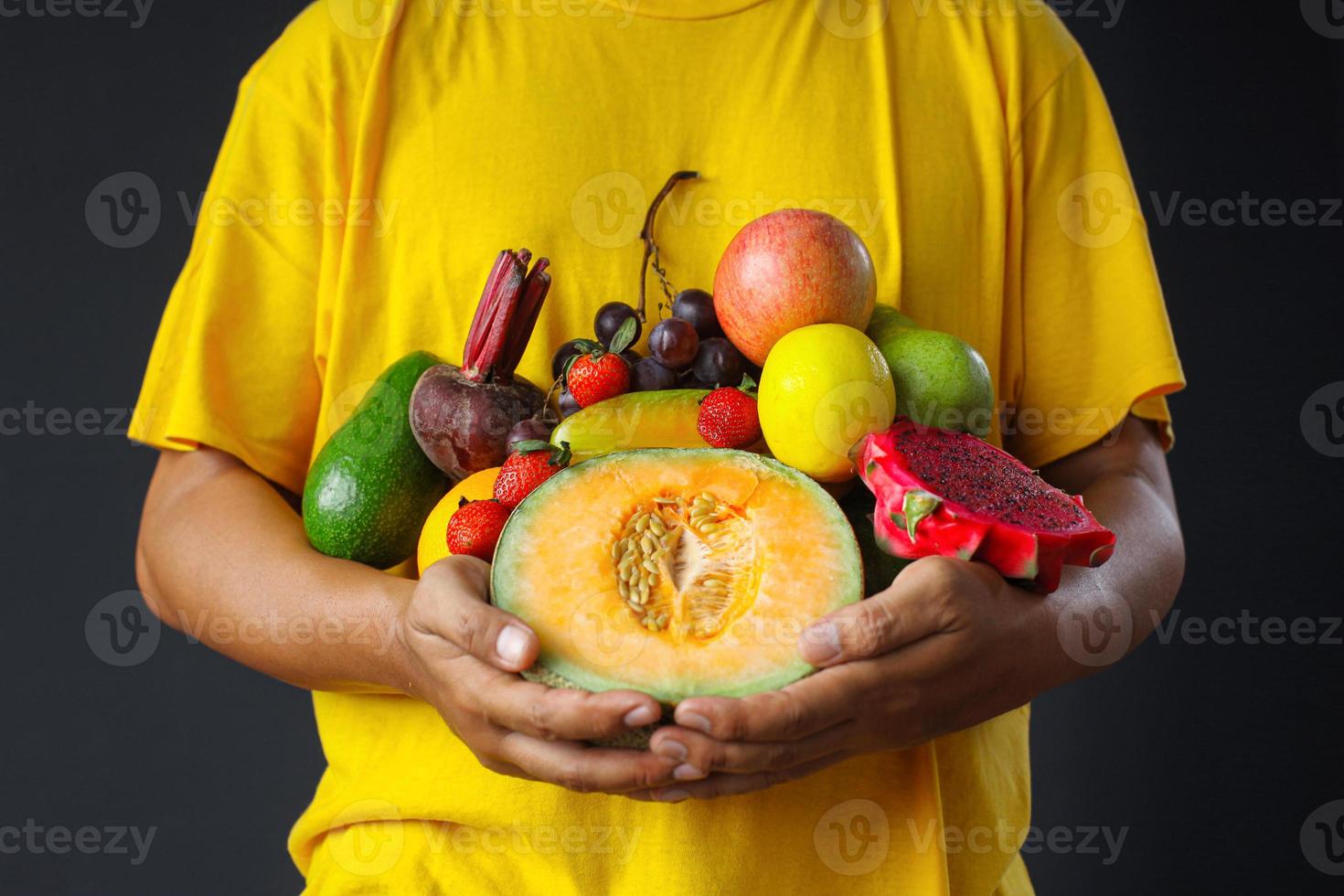 primo piano frutta fresca assortita in mano per un concetto di stile di vita sano foto