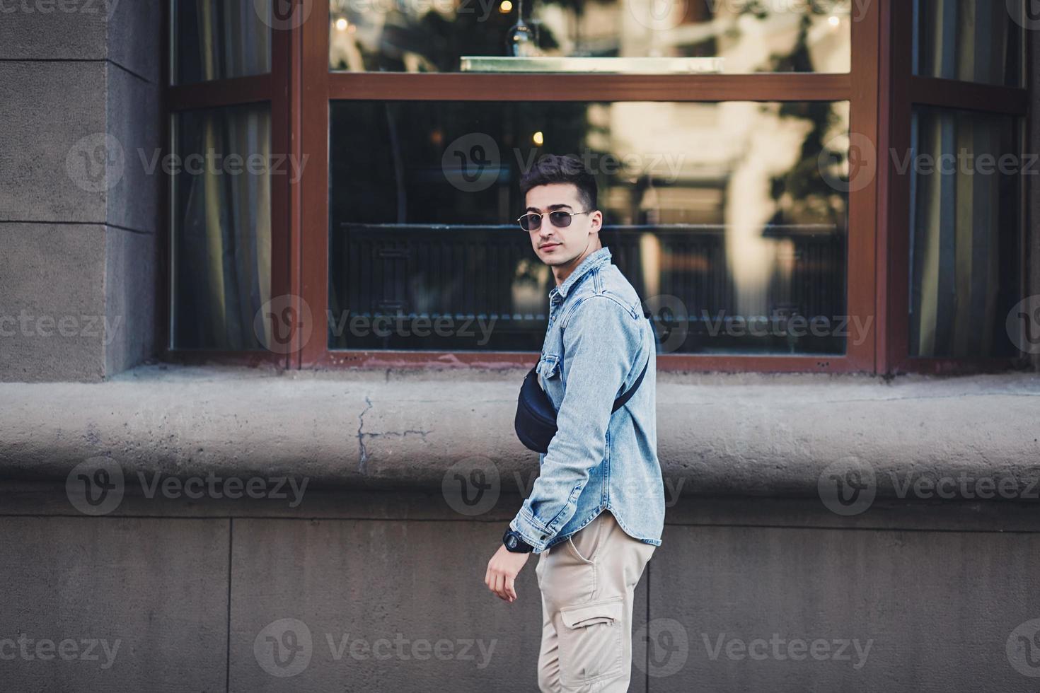 uomo con una borsa di vestiti in denim foto