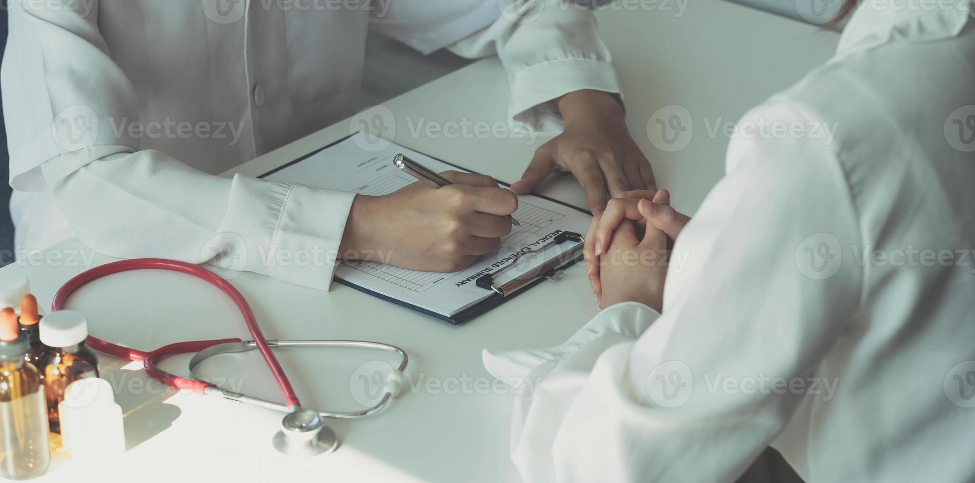 medico che tiene i risultati dei test e consulta il paziente presso l'ufficio medico della scrivania, concetto di professionalità sanitaria della clinica ospedaliera foto