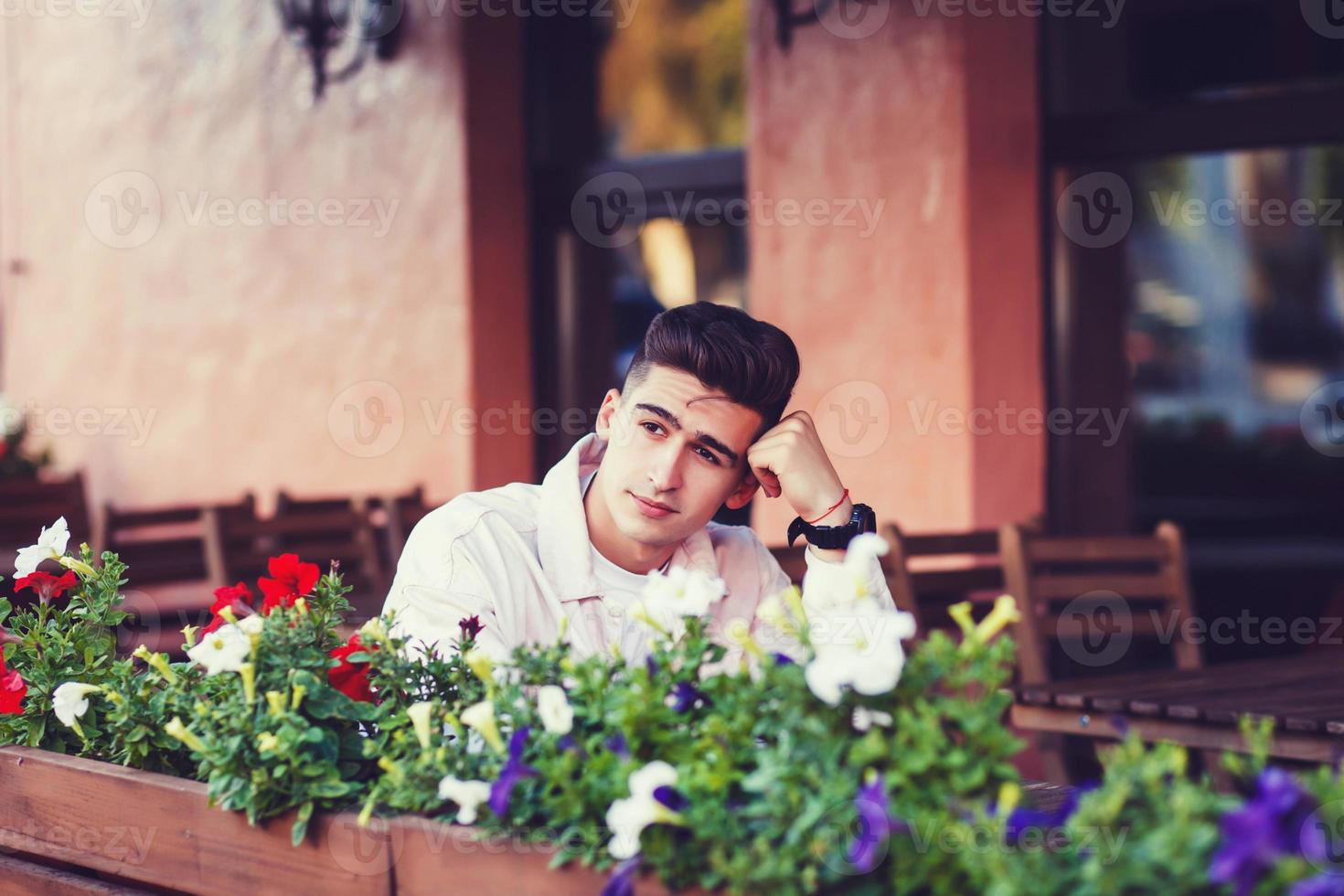 l'uomo sta aspettando in un caffè foto