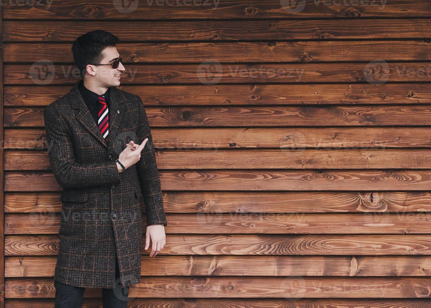 bell'uomo alla moda in cappotto a scacchi foto