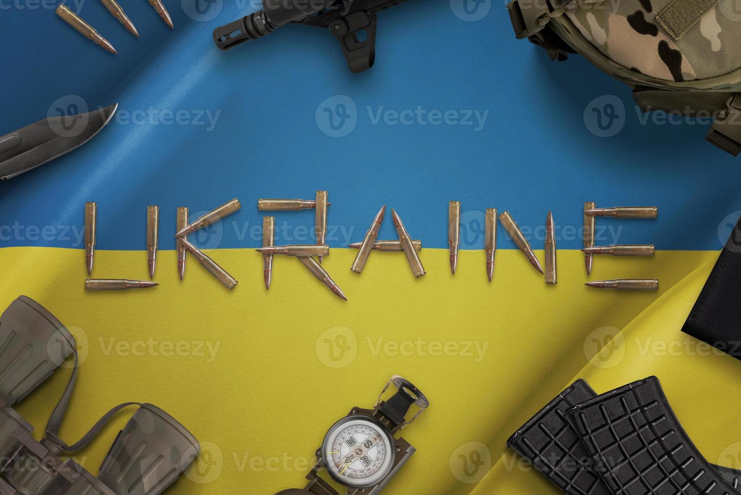 munizioni sul concetto di bandiera ucraina. conflitto russo-ucraino. scrivania con equipaggiamento militare ucraino. vista dall'alto, distesa foto