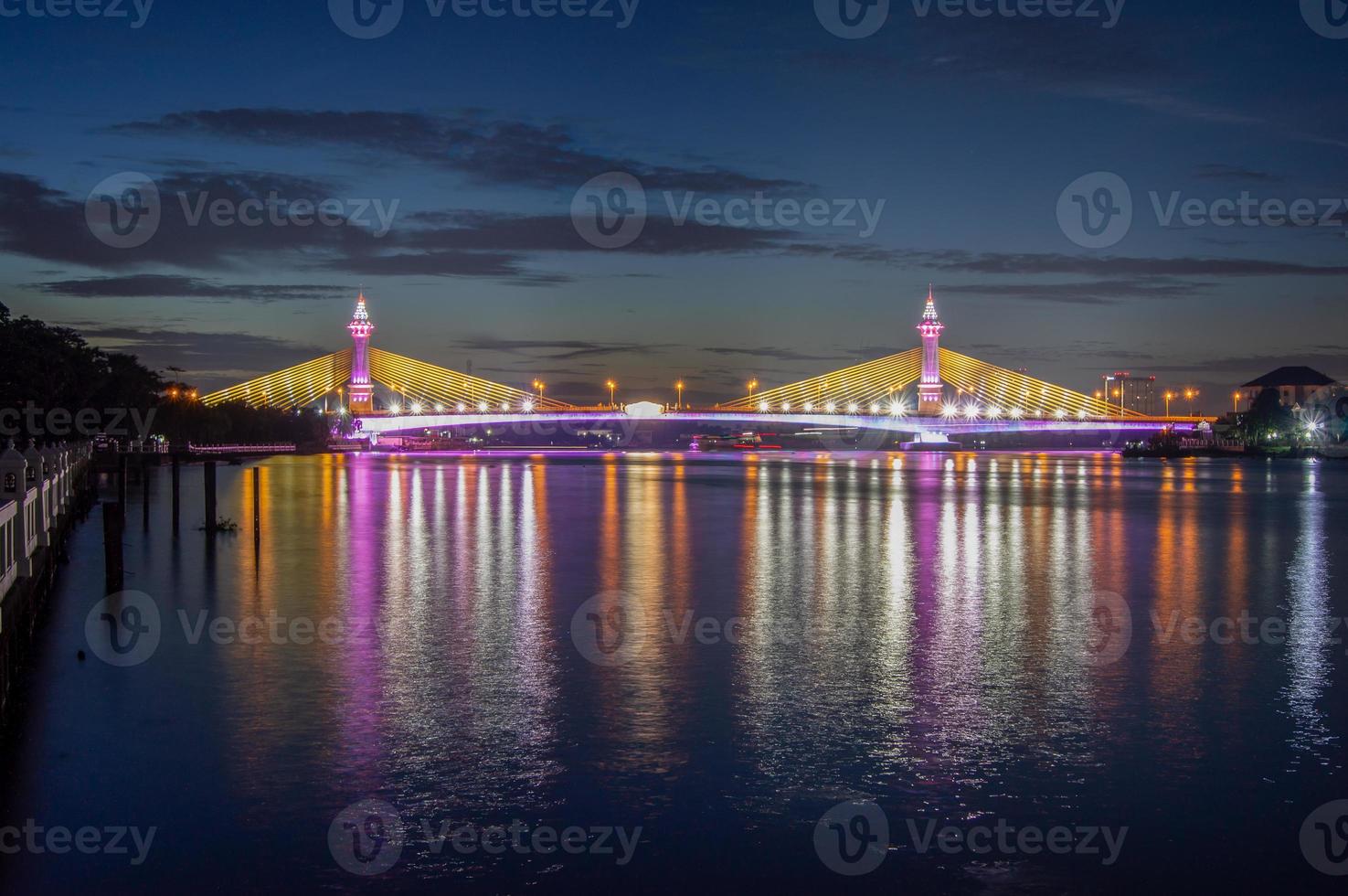 ponte sul fiume Chao Phraya, accendi le luci a led al tramonto. foto