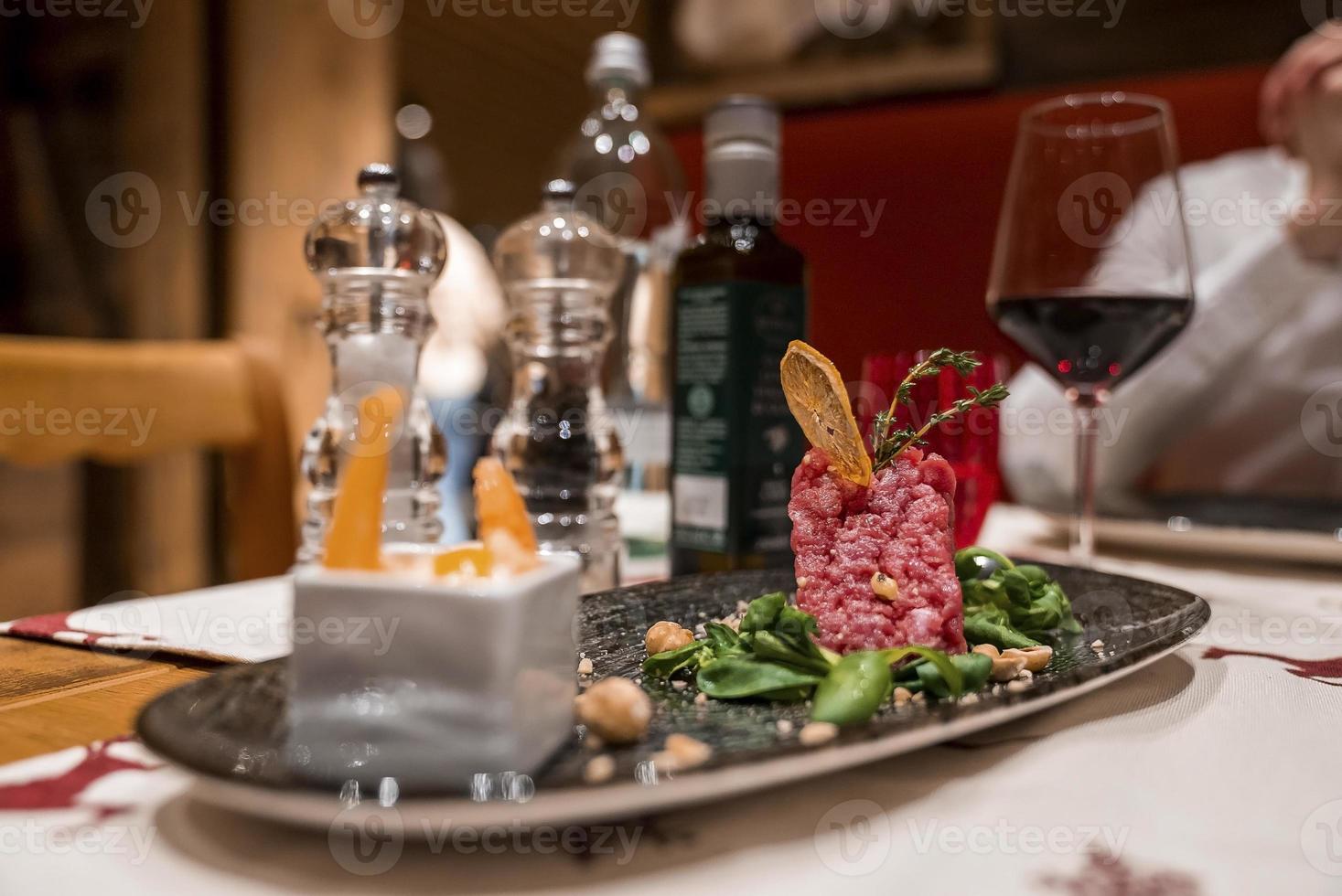 cena servita sul tavolo da pranzo in un lussuoso hotel resort foto