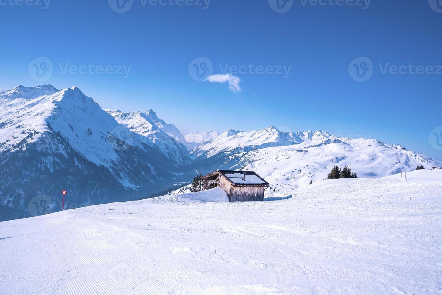 baita sulla montagna innevata durante l'inverno foto