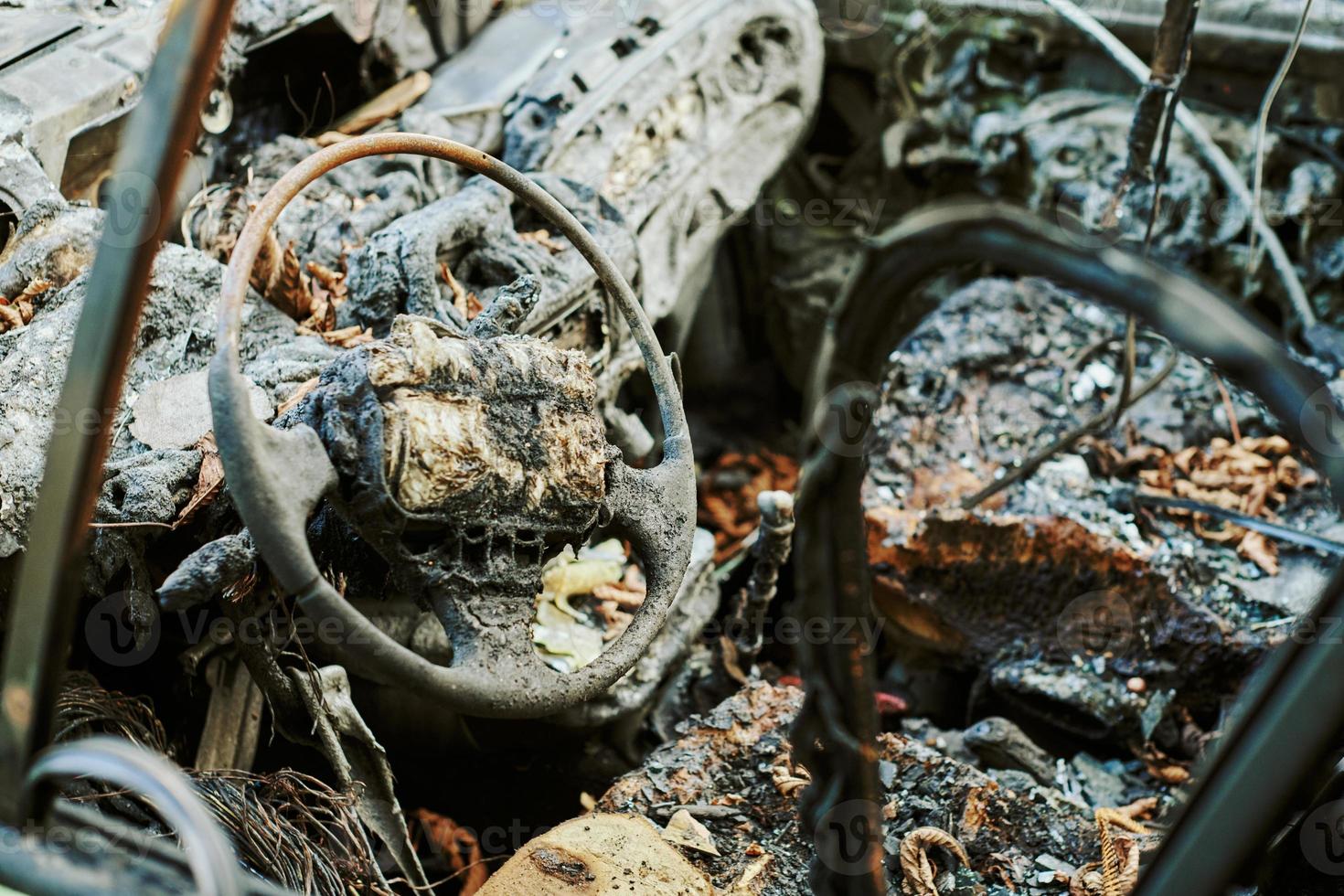 primo piano dell'interno dell'auto bruciato, veicolo a motore danneggiato da incendio del veicolo, incendio dell'auto foto