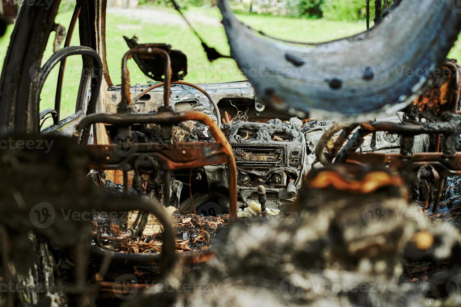 primo piano dell'interno dell'auto bruciato, veicolo a motore danneggiato da incendio del veicolo, incendio dell'auto foto