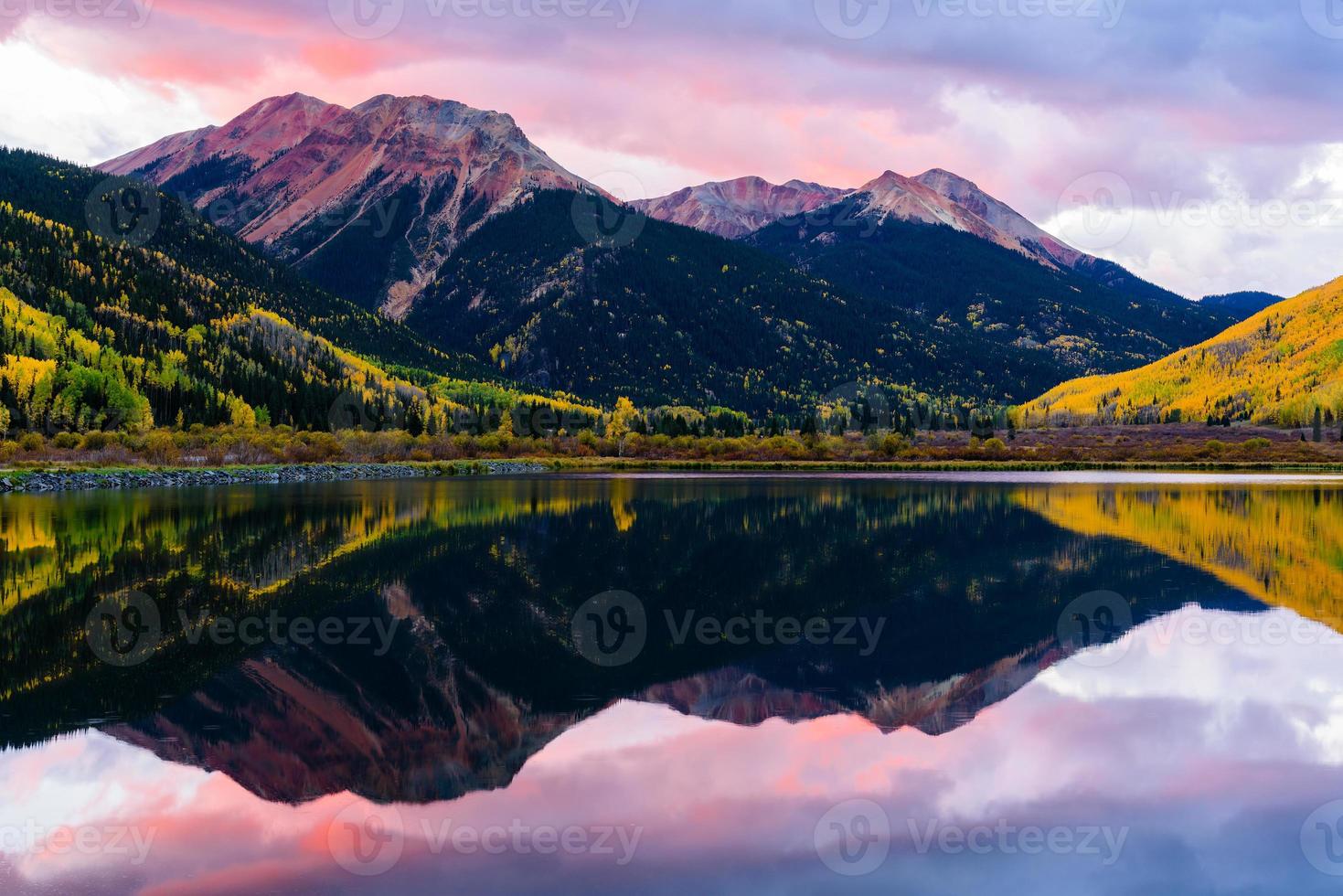 lago di cristallo all'alba. le montagne di san juan del colorado in autunno foto