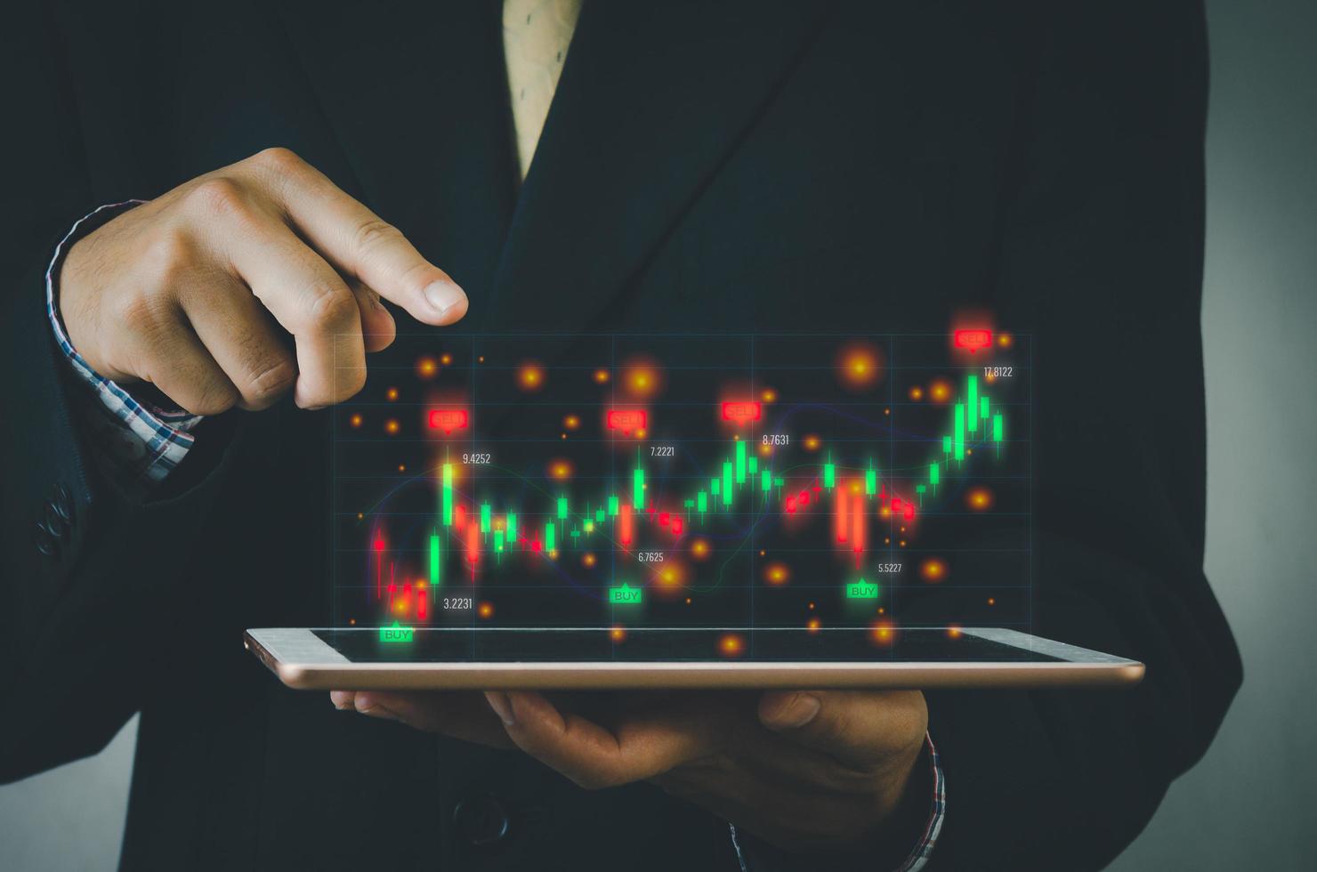 concetto di investimento finanziario e aziendale. fondi di investimento azionario e crittografico. uomo d'affari che analizza o fa trading di grafici forex del grafico a candela di dati finanziari. foto