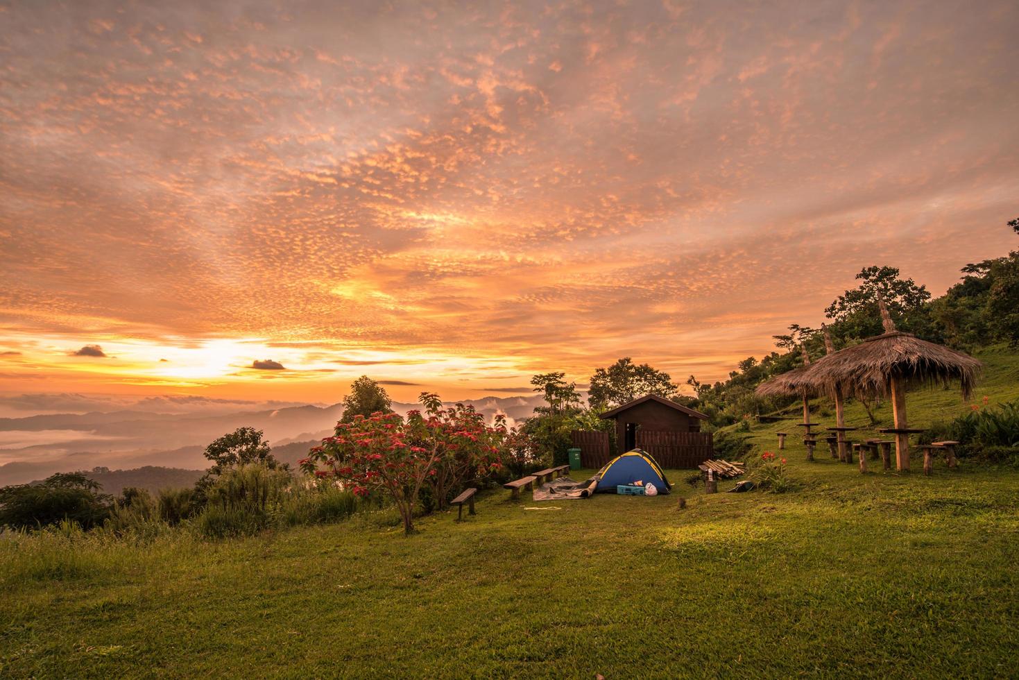 cielo drammatico all'alba con tenda da campeggio su doi kart phee la remota area delle montagne degli altipiani nella provincia di chiang rai della tailandia. foto