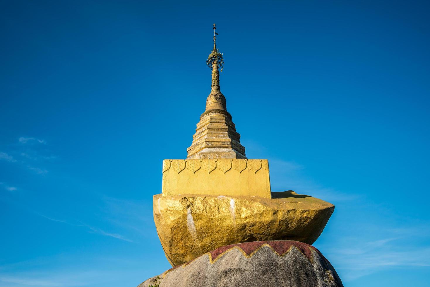 la piccola pagoda della roccia dorata vicino alla pagoda di kyaikhtiyo nello stato mon del myanmar. foto