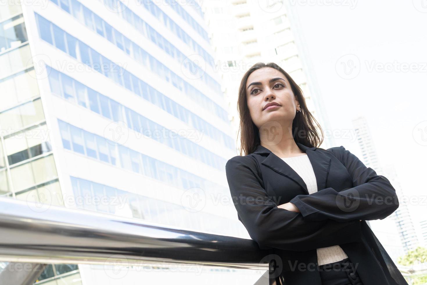 donna leader d'affari, amministratore delegato nel pensiero presso la posizione all'aperto. donna che prende decisioni foto