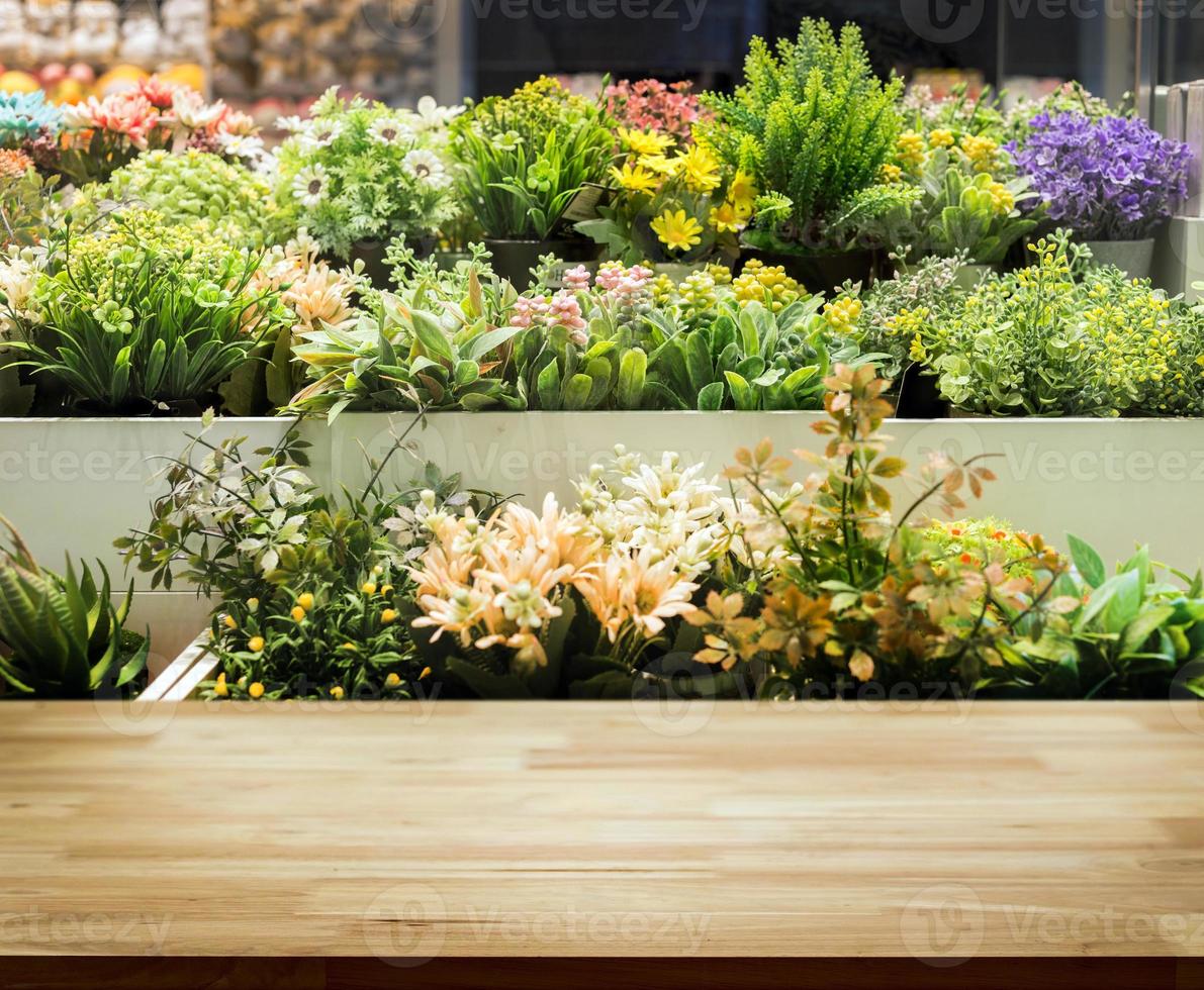 fiore decorativo sul prodotto da esposizione da tavolo in legno foto