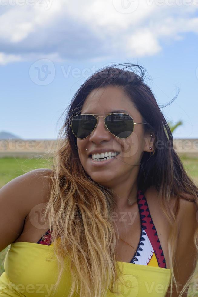 bella e felice donna latina con i capelli lunghi che sorride, si diverte, in vacanza nel concetto di mallorca hollidays foto