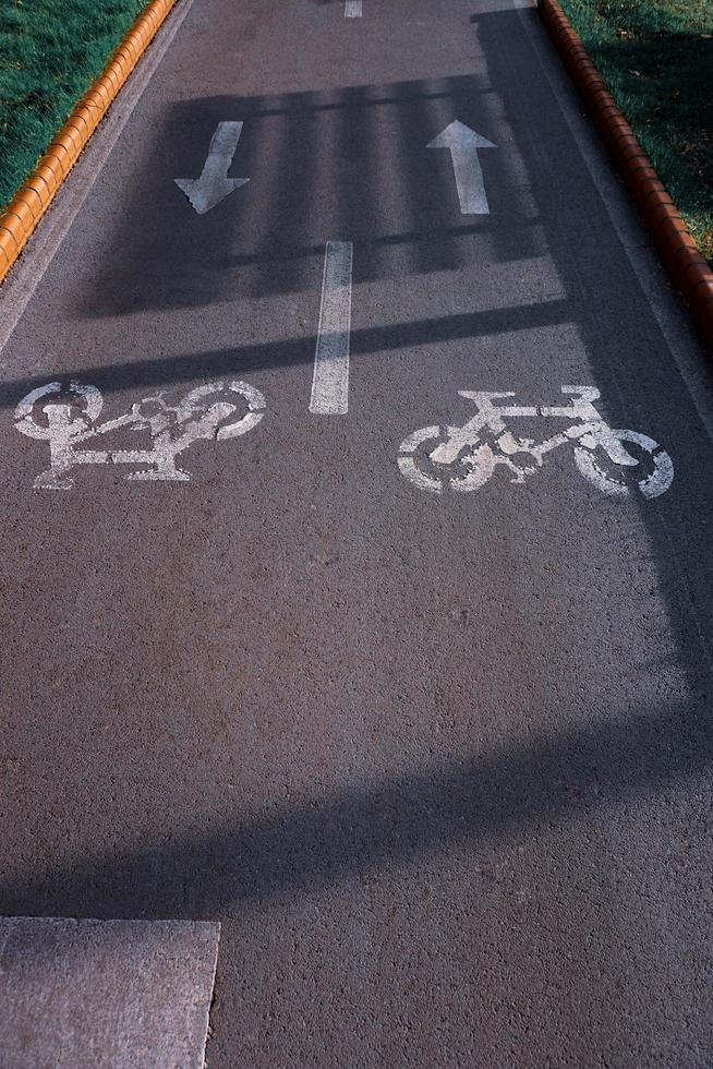 segnale stradale di biciclette sulla strada sulla strada foto