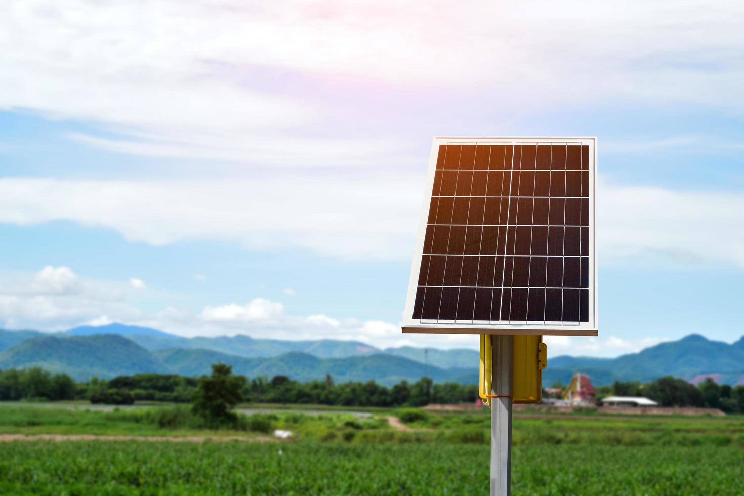 pannello fotovoltaico, nuova tecnologia per conservare e utilizzare l'energia della natura con la vita umana, l'energia sostenibile e il concetto di amico ambientale. foto