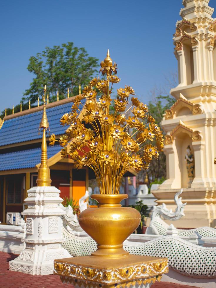 fiore d'oro e tempio foto