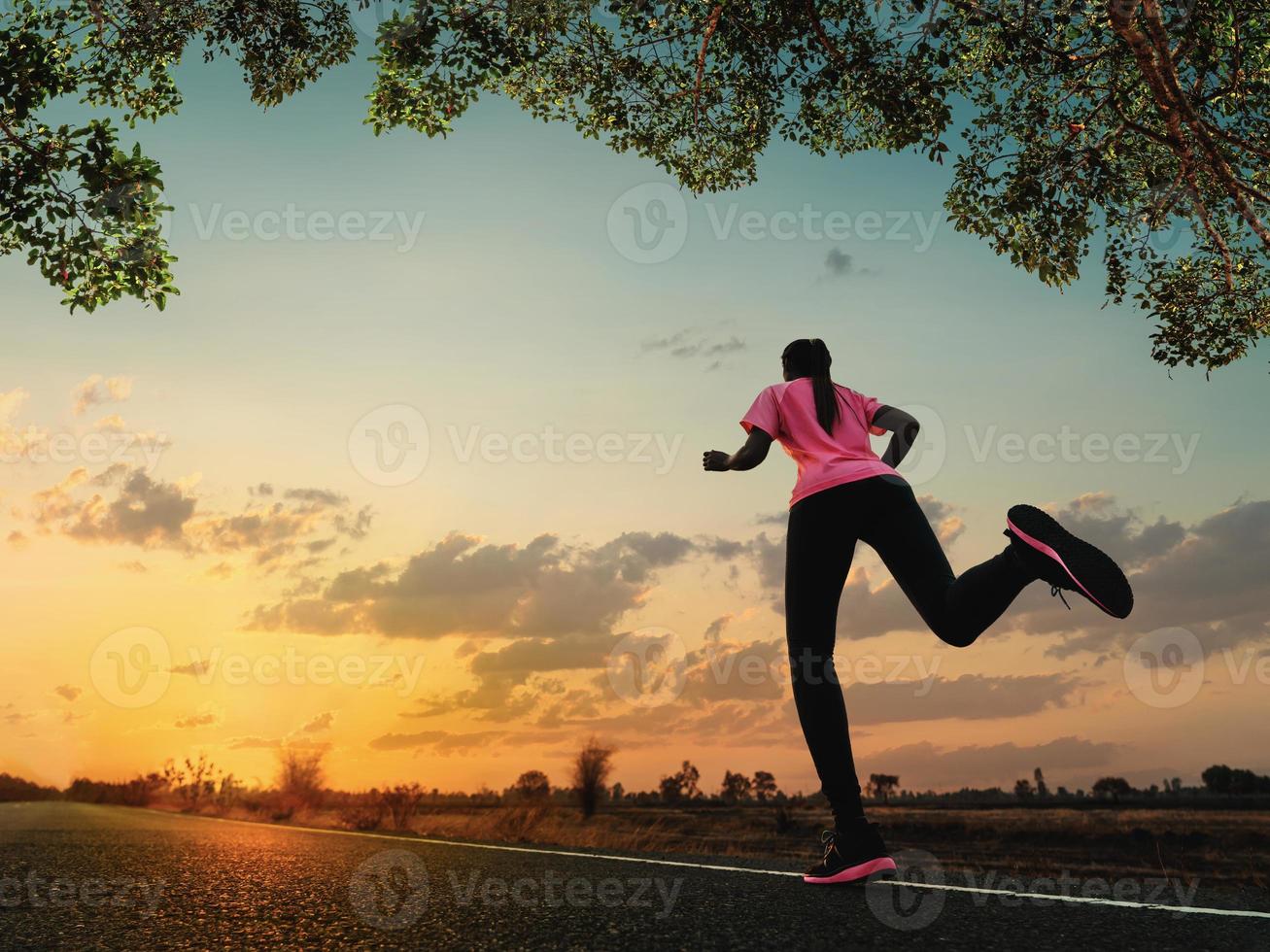 la giovane donna sta correndo e facendo jogging un allenamento all'aperto sulla strada al mattino per la salute dello stile di vita. foto