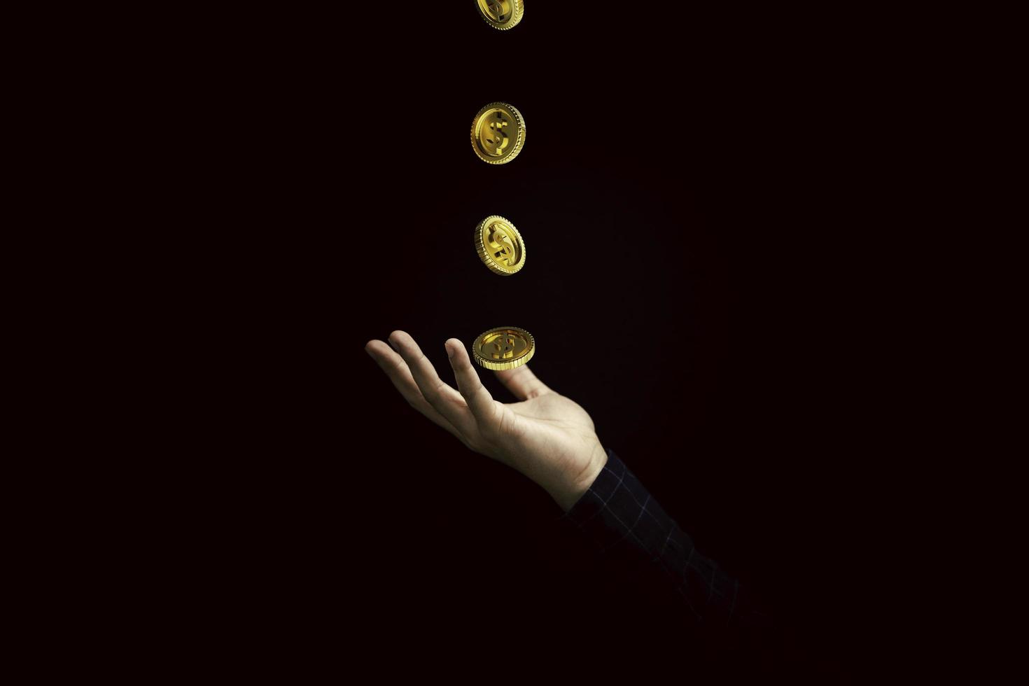 monete d'oro che cadono alla mano dell'uomo d'affari per ricevere denaro dal concetto di reddito o profitto, elemento di monete di rendering 3d. foto