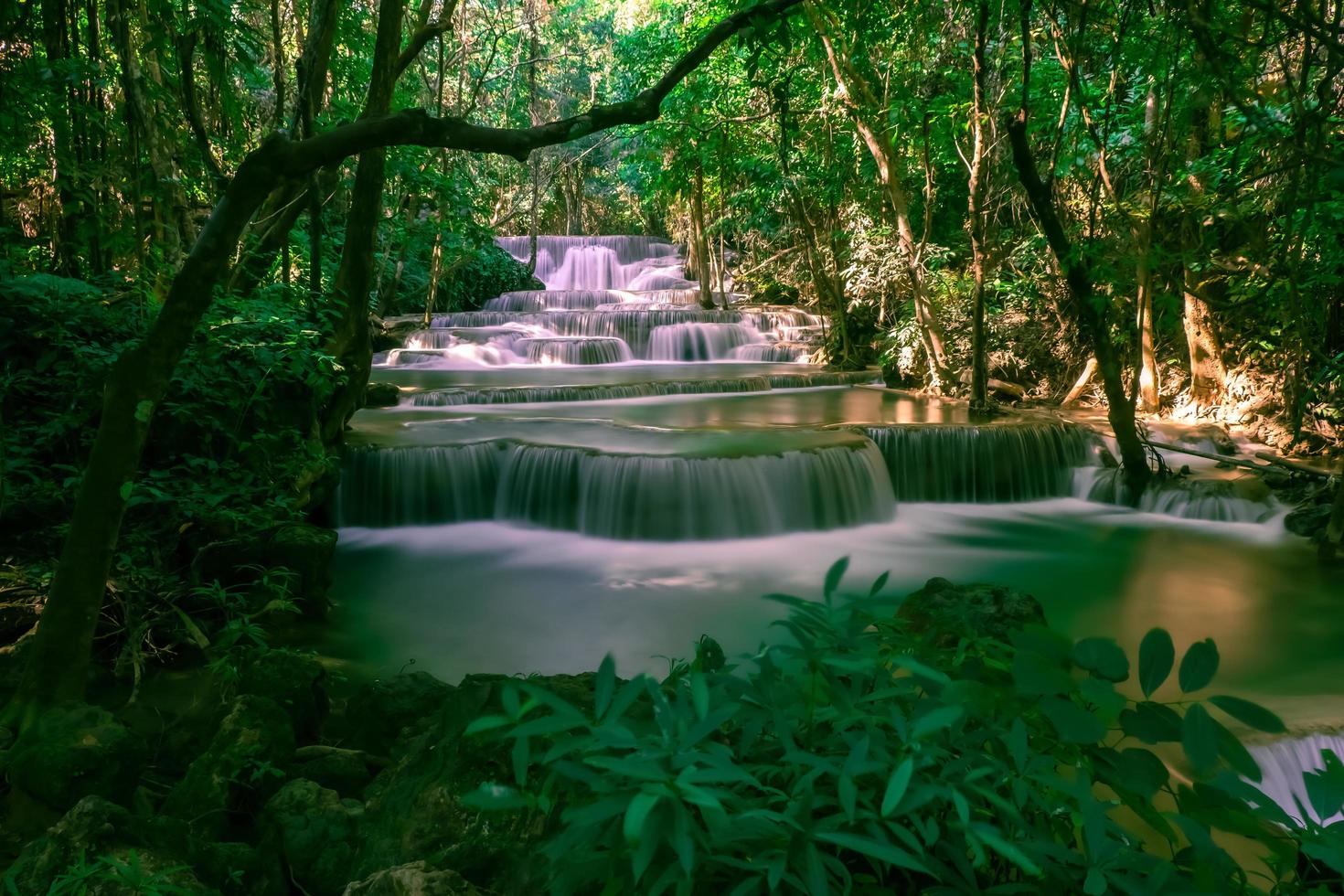 lunga esposizione esotico bella foresta pluviale tropicale profonda cascata fresche cascate turchesi nella foresta profonda di huay mae khamin cascata nel parco nazionale bellissimo paesaggio cascate. foto