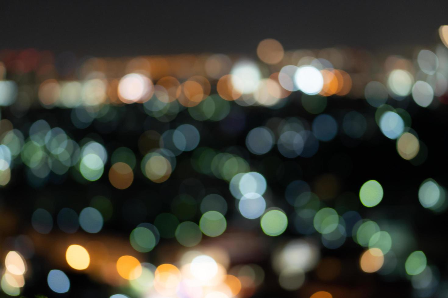 luce astratta nel bokeh della città e luci sfocate, sfondo sfocato di notte foto