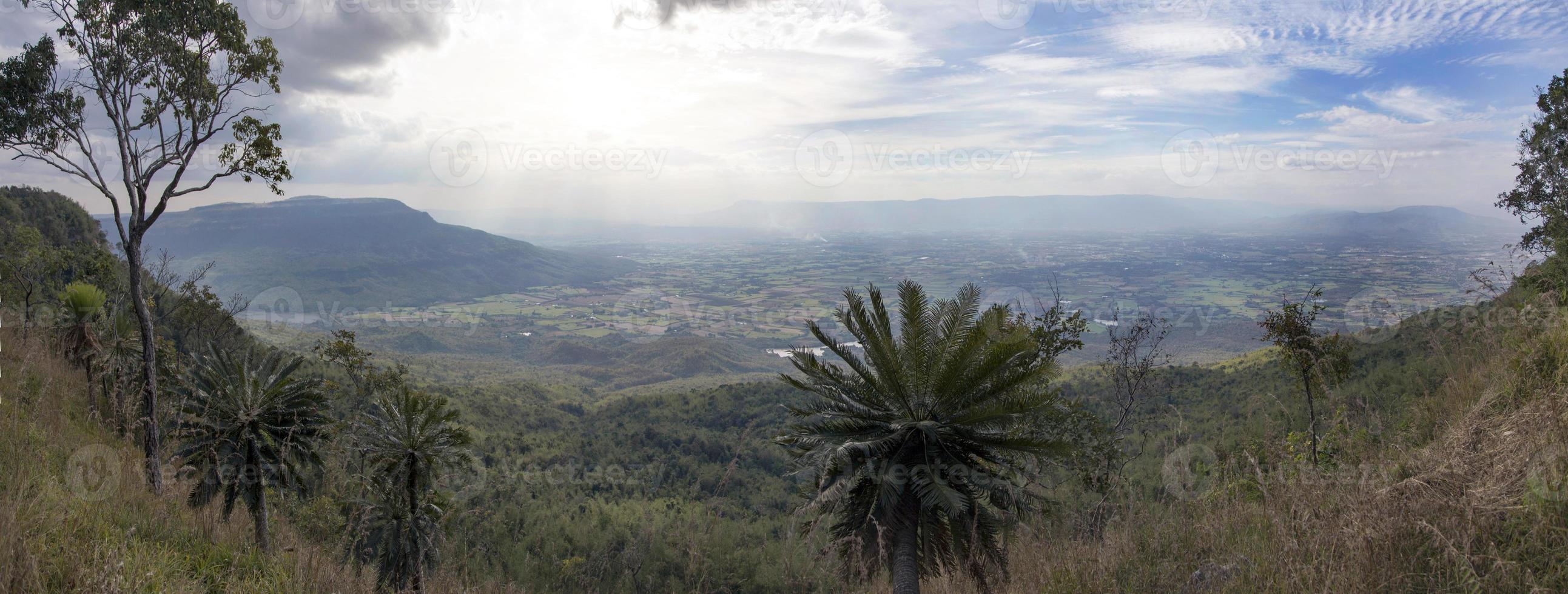 panorama paesaggio tailandia rurale dalla cima della montagna foto