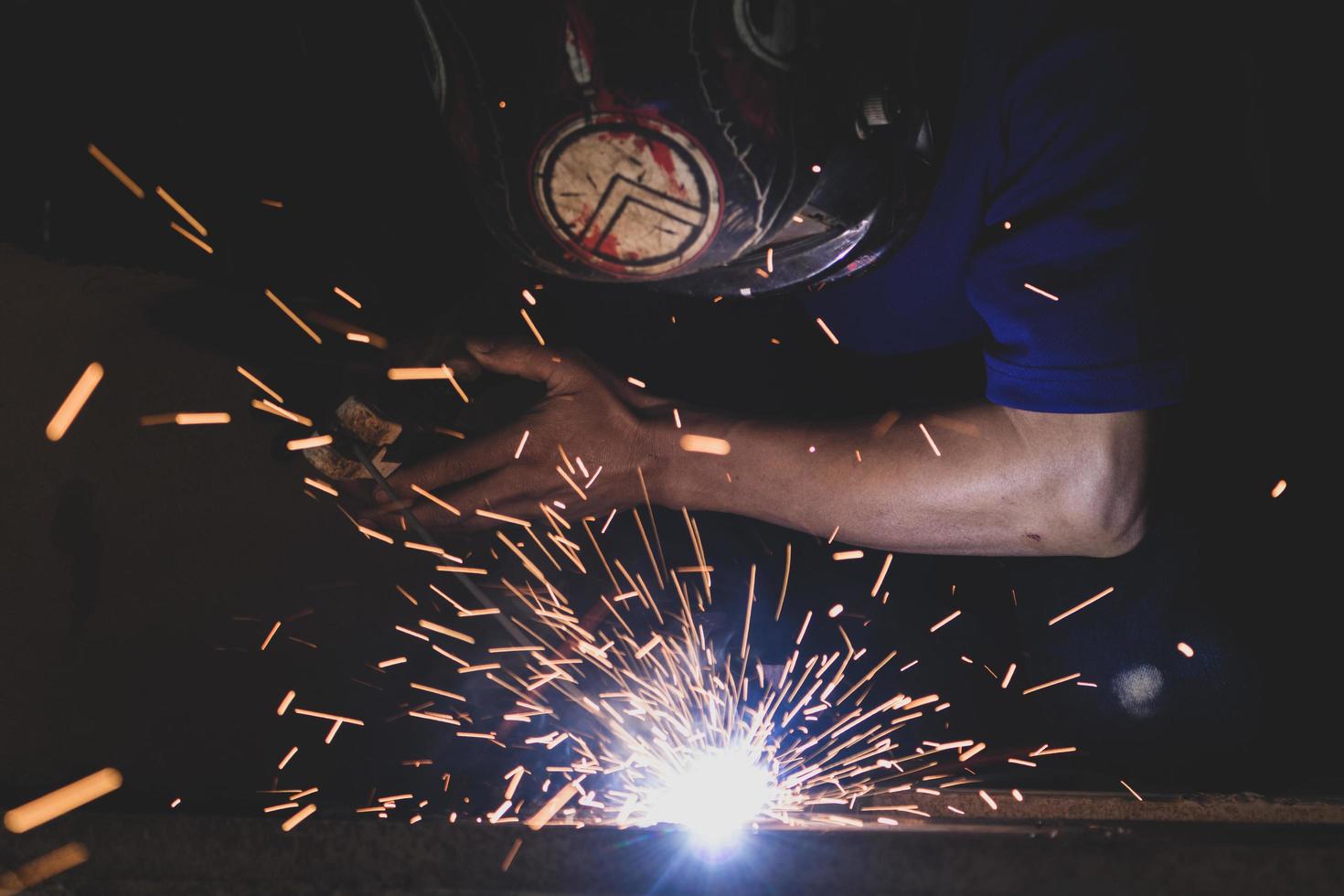 saldatore, saldatura di parti automobilistiche in una fabbrica di automobili foto