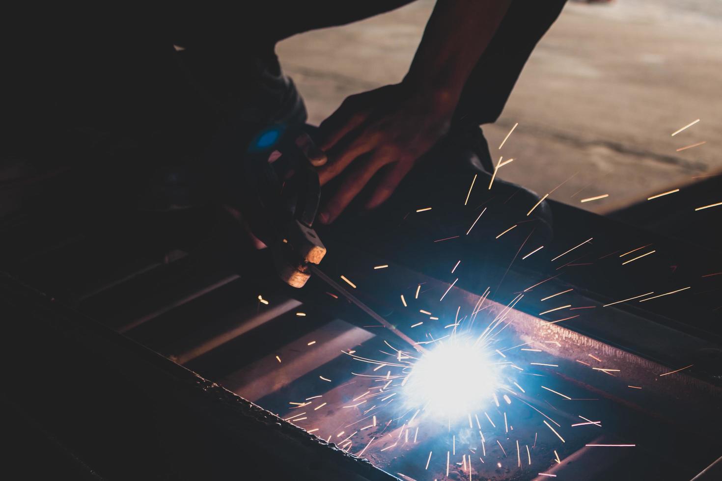 saldatore, saldatura di parti automobilistiche in una fabbrica di automobili foto