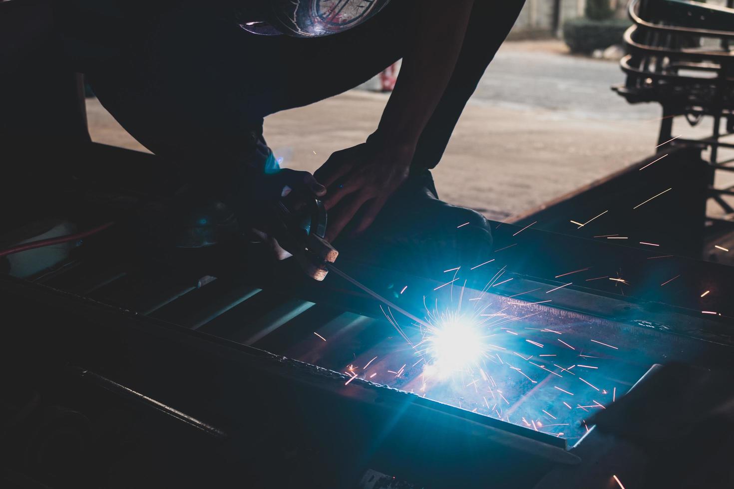 saldatore, saldatura di parti automobilistiche in una fabbrica di automobili foto