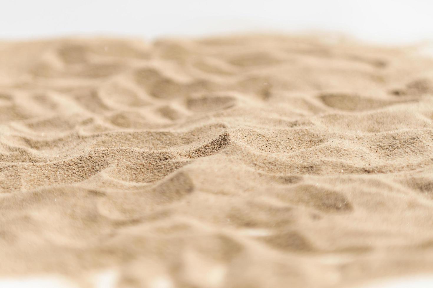 mucchio di sabbia secca isolata su sfondo bianco foto