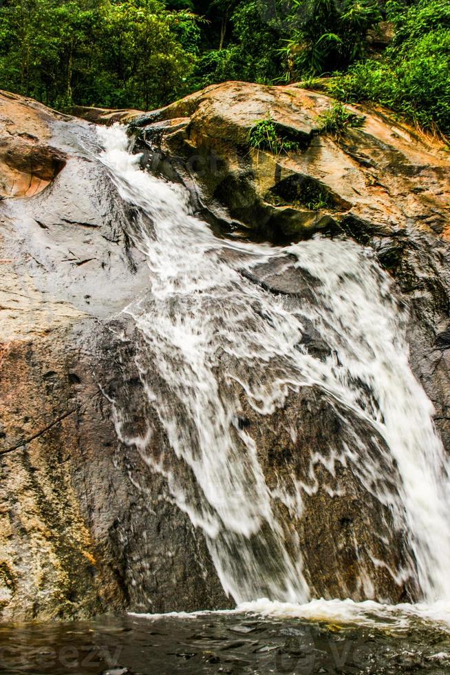 cascata bellissima natura nel nord della thailandia viaggio foto