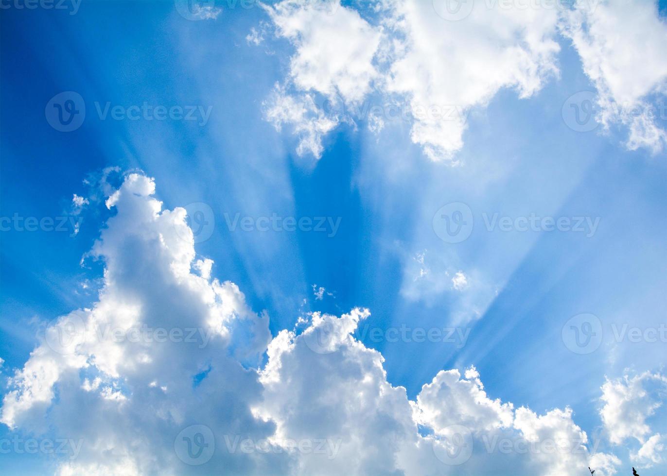 la luce del sole e il cielo azzurro nuvola morbida bellezza natura foto