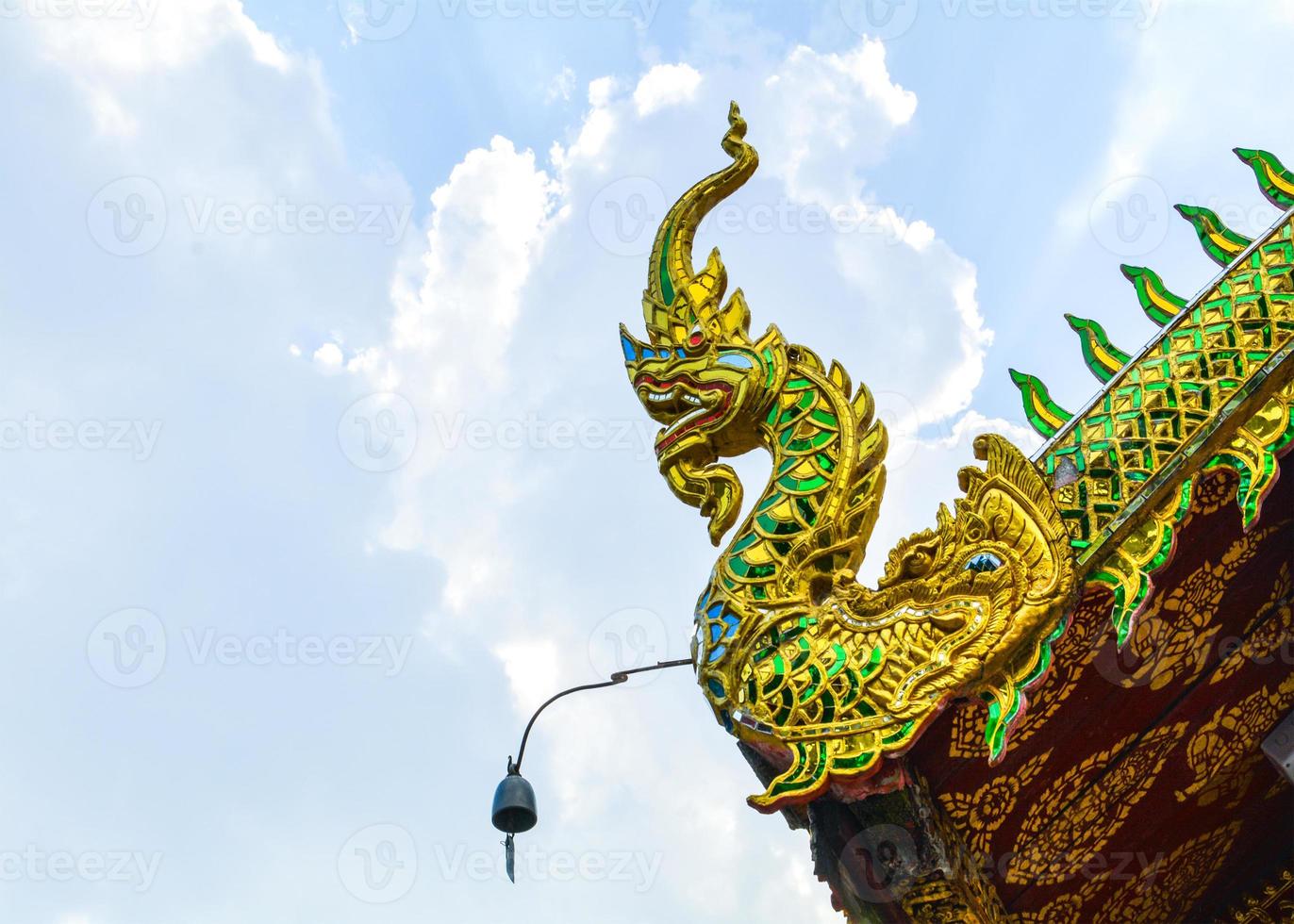 decorazione in legno serpente naga sull'architettura del tetto tailandese foto