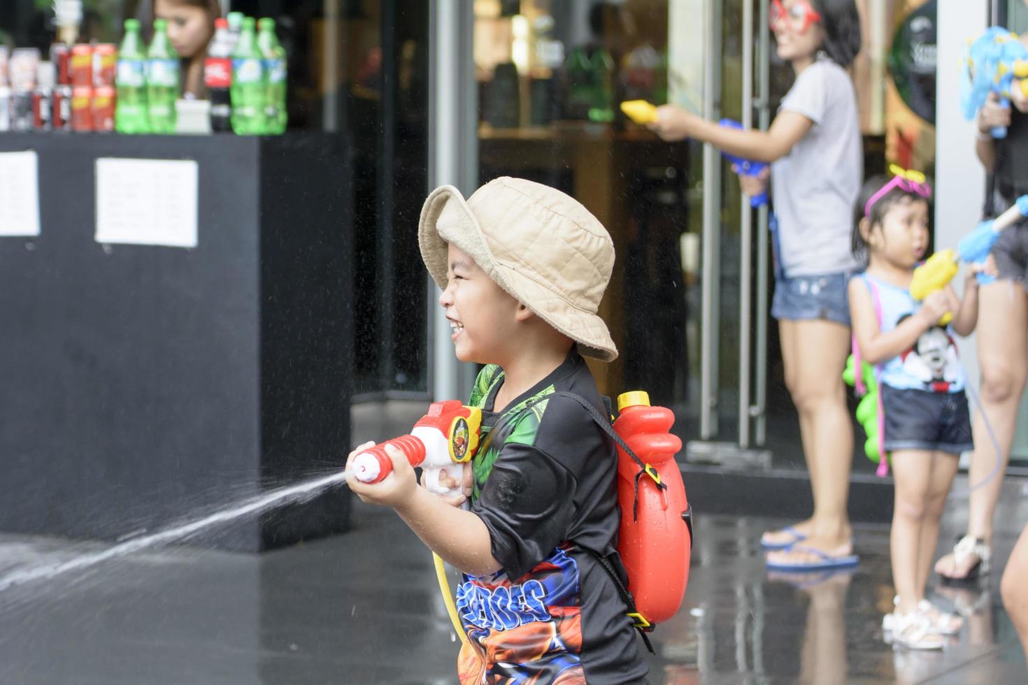 bangkok, tailandia - 14 aprile 2014 - la breve azione delle persone si unisce alle celebrazioni del nuovo anno tailandese o songkran a ratchaprasong bangkok, tailandia. foto