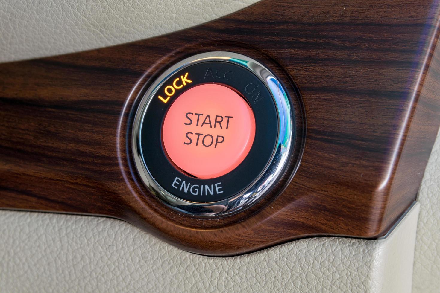 pulsante di arresto dell'avvio del motore da un moderno interno di un'auto foto