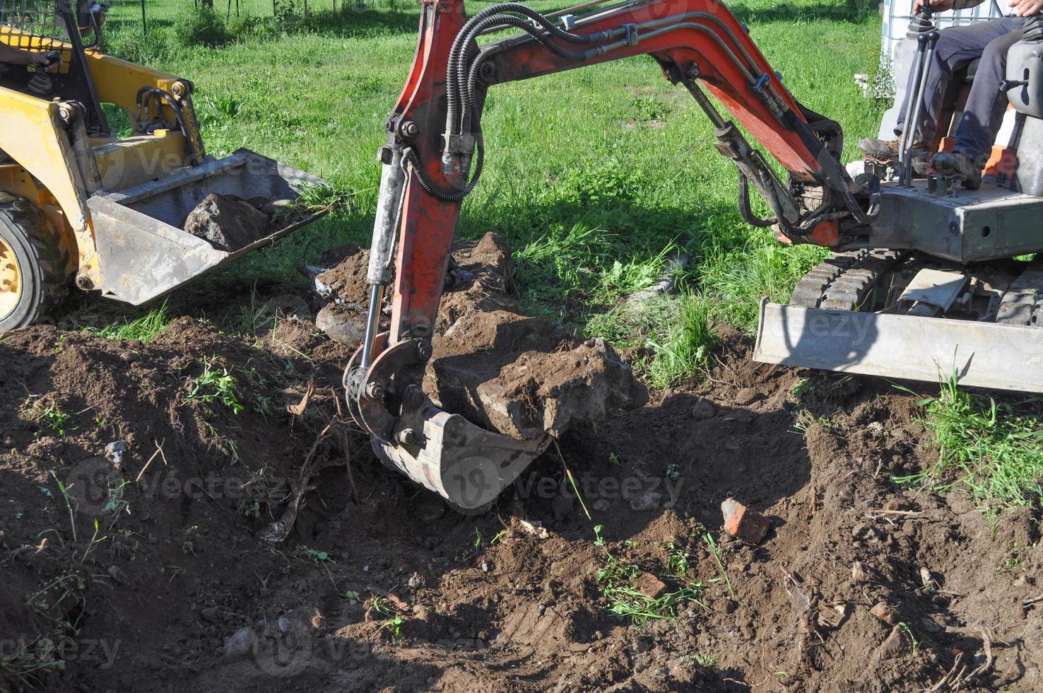 escavatore che scava una buca foto