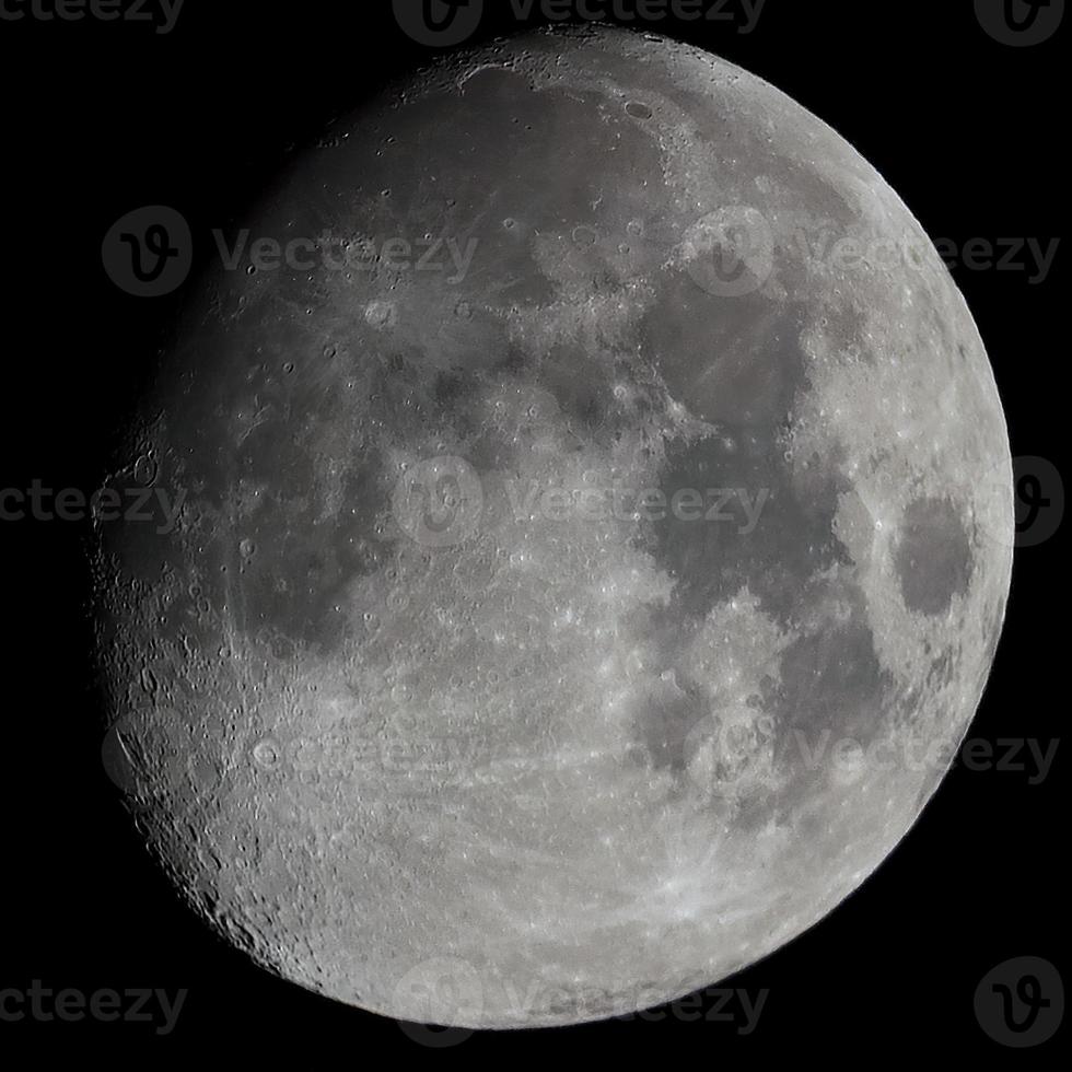 primo piano della luna gibbosa crescente vista con il telescopio foto