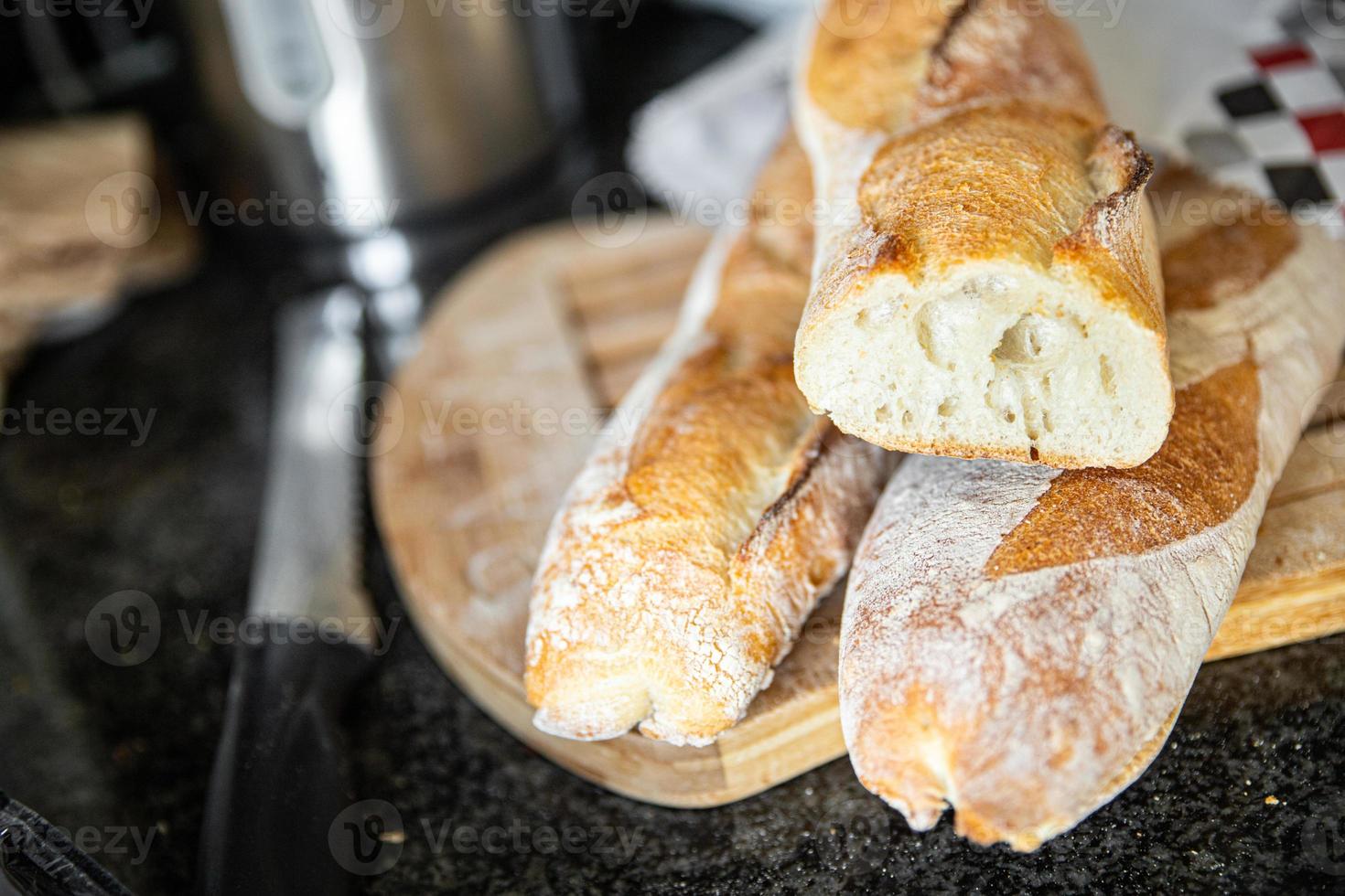 baguette pane francese spuntino fresco pasto sano cibo sul tavolo foto