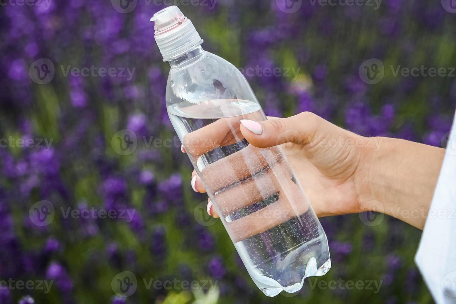 immagine della bottiglia d'acqua foto