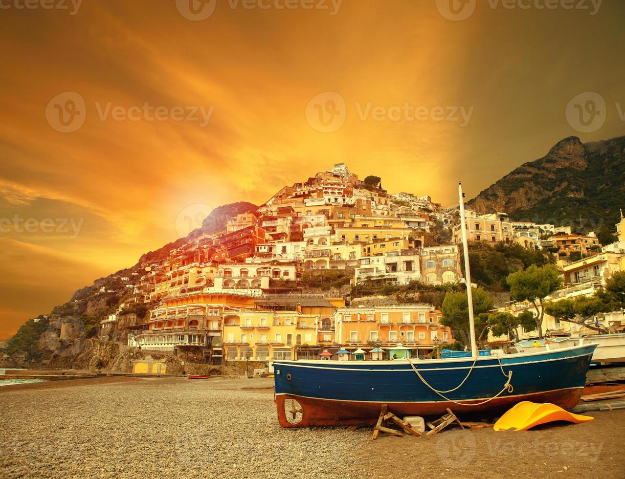 bellissima panoramica della spiaggia di positano sorrento città sud italia importante meta di viaggio del mar mediterraneo foto