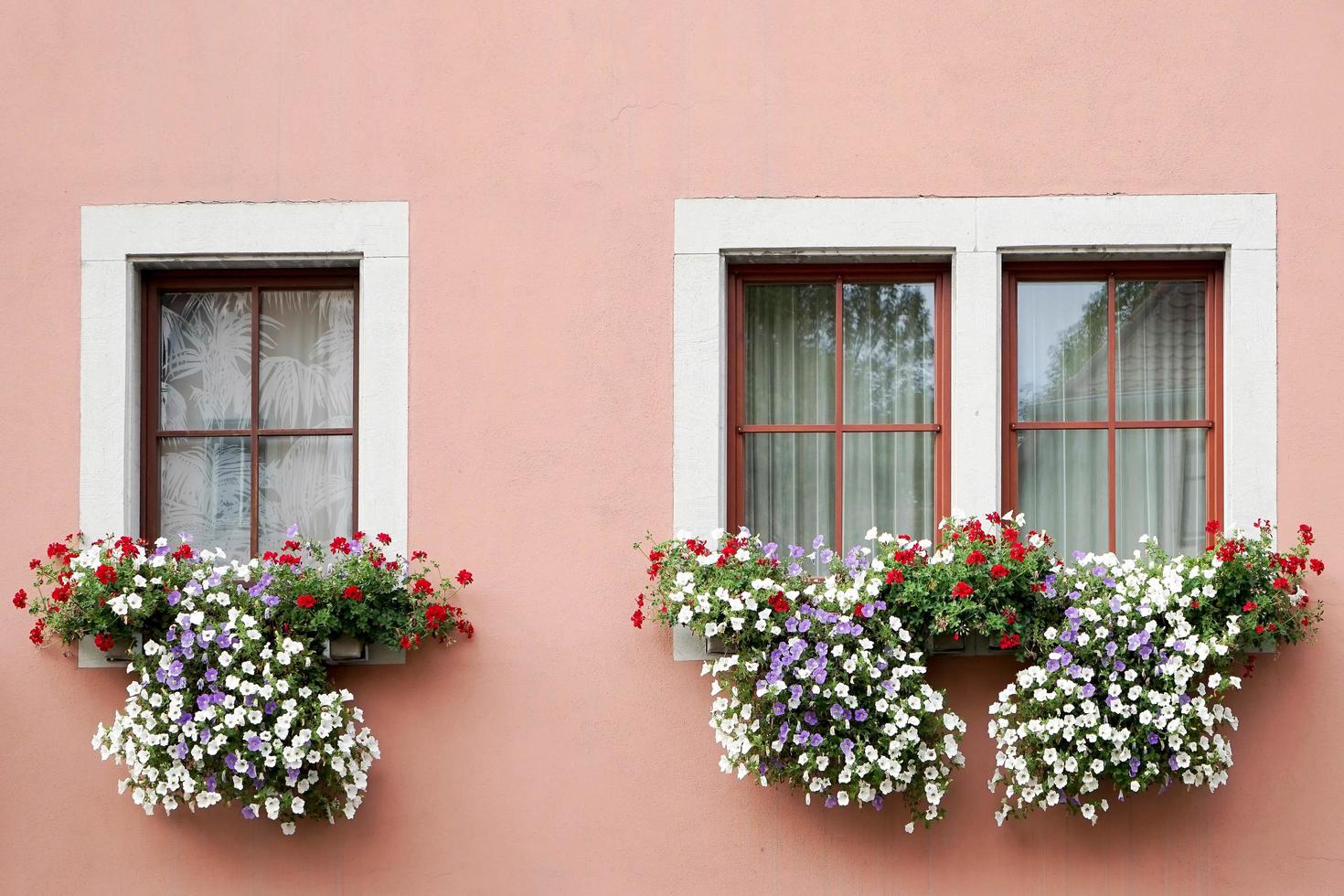 rothenburg ob der tauber, Baviera settentrionale, Germania, 2014. bellissimi cesti di fiori sotto le finestre foto