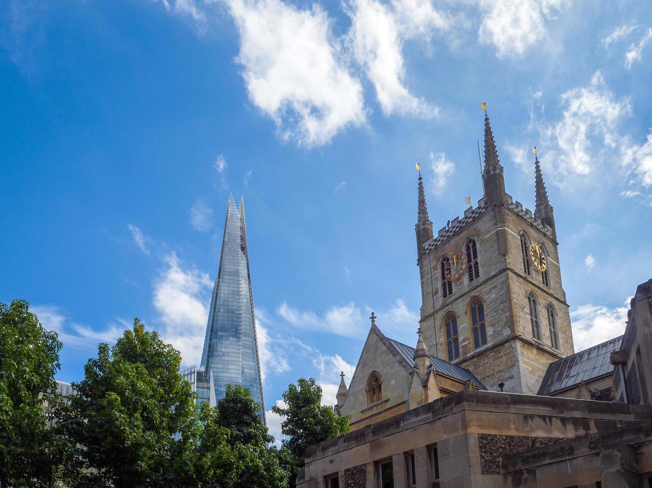 Londra, Regno Unito, 2016. Cattedrale di Southwark condividendo lo skyline di Londra con lo shard foto