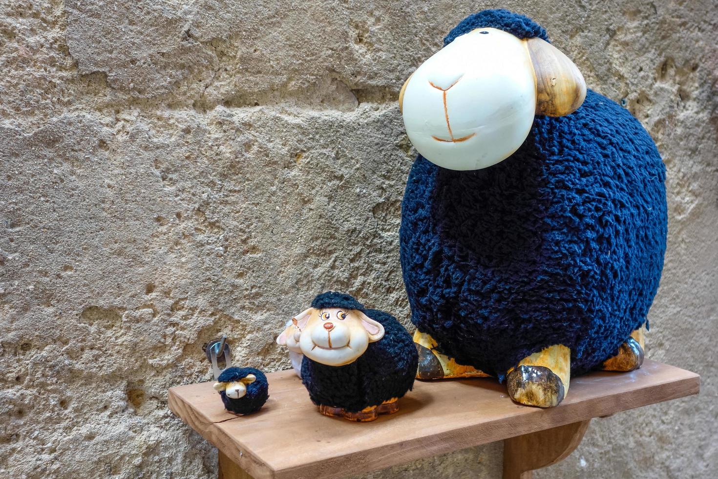 pienza, toscana, italia, 2013. pecora artificiale in vendita foto