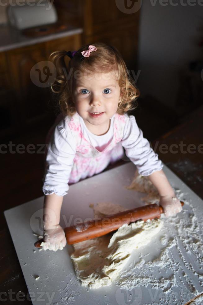 foto di fornaio adorabile, bella ragazza caucasica in chef.