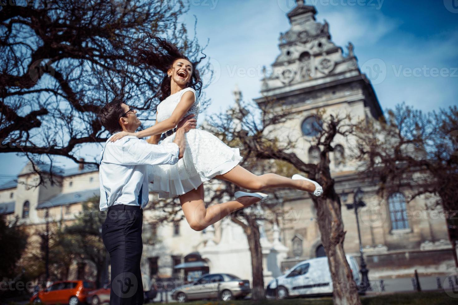 coppia felice e amorevole che cammina e fa foto nella città vecchia