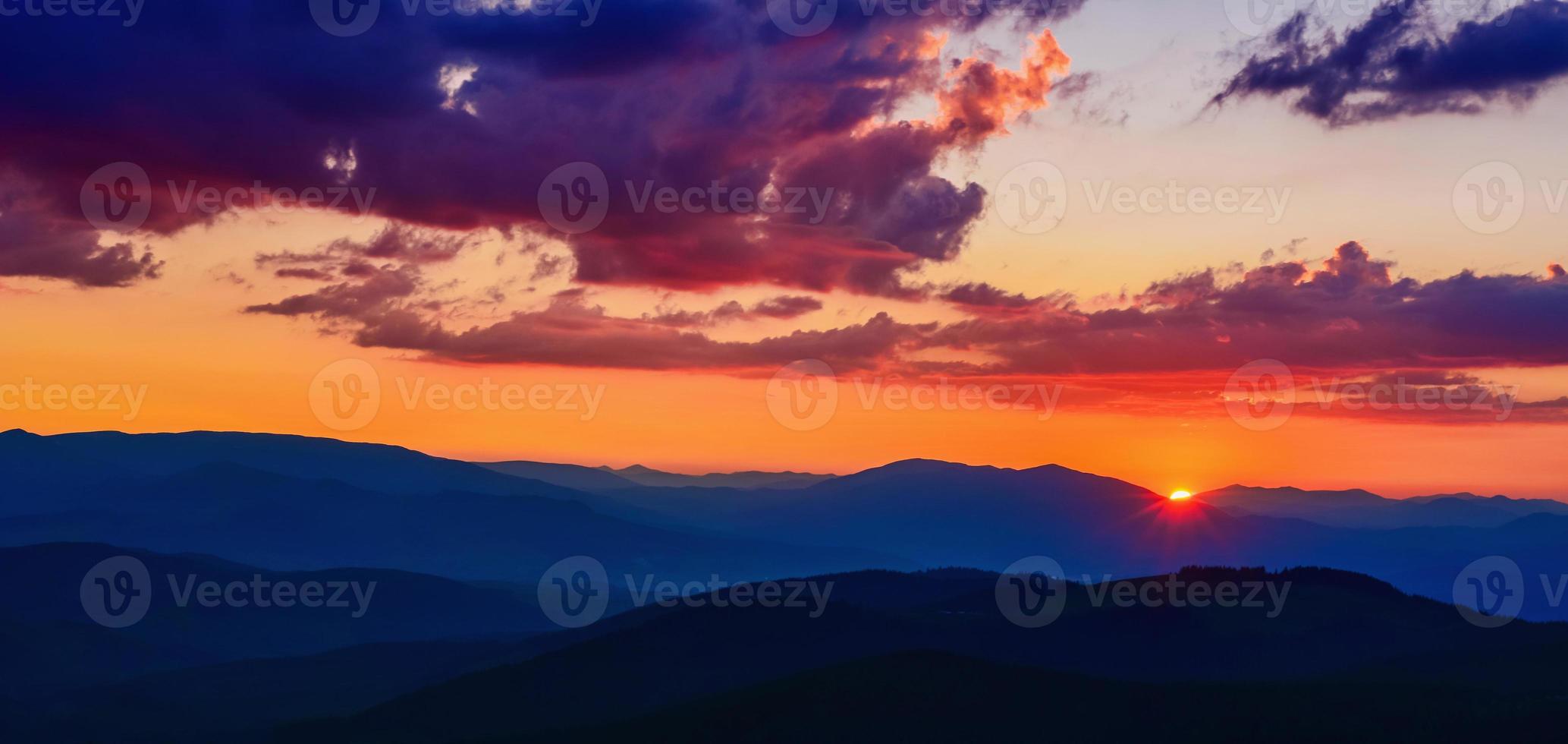 colore blu delle montagne durante il tramonto foto