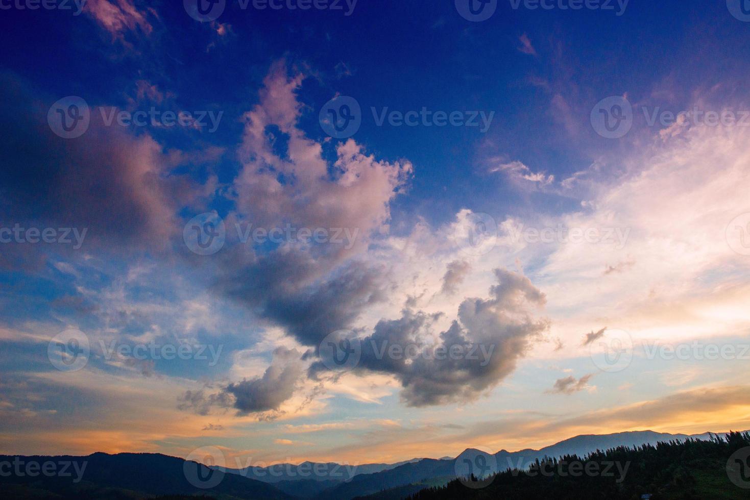 cielo con nuvole e sole foto