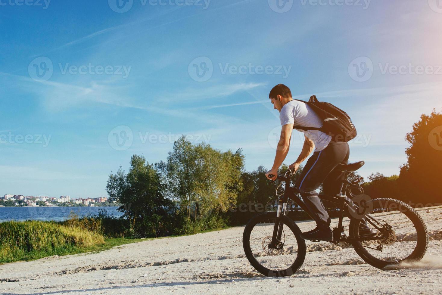 ciclista in sella a una bicicletta foto