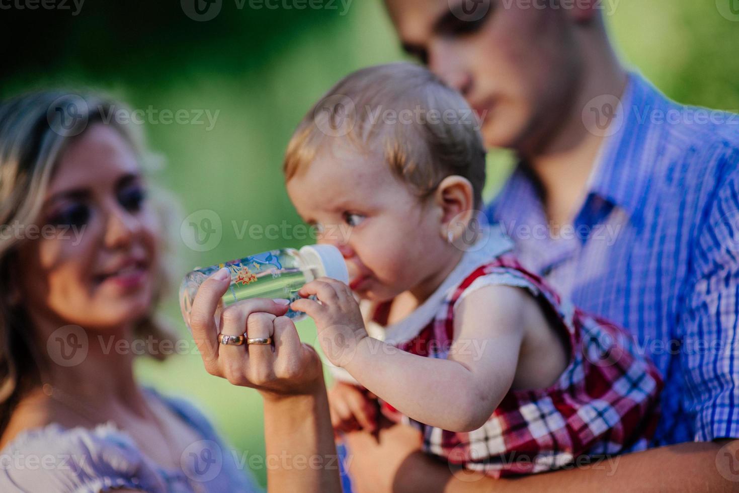 felice madre, padre e figlia nel parco foto