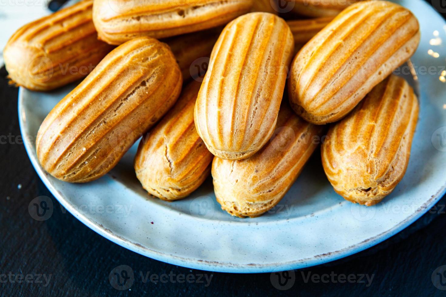 bignè tradizionali francesi al cioccolato. gustoso dessert. bignè fatti in casa. pasticceria dolce ripiena di crema. glassa al cioccolato. foto